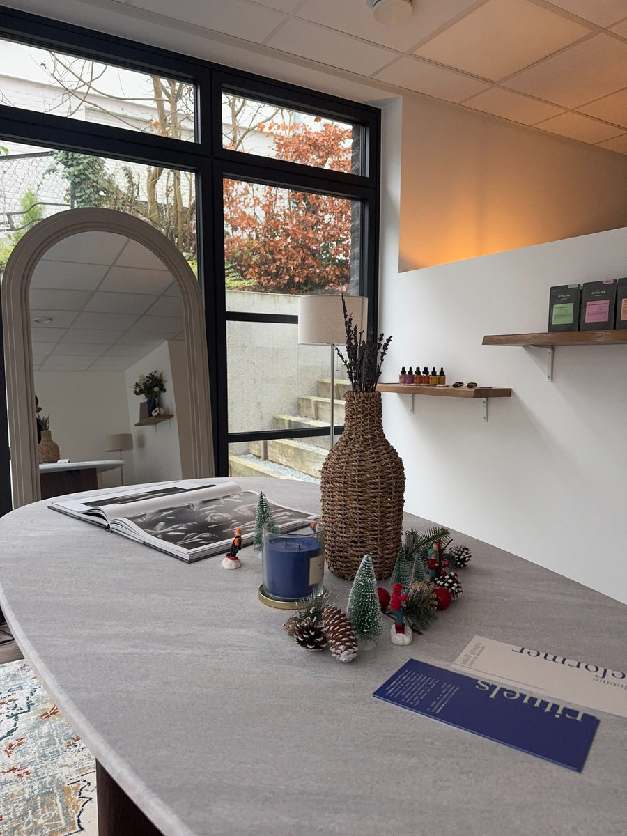 Table et détails de décoration du studio Hæme
